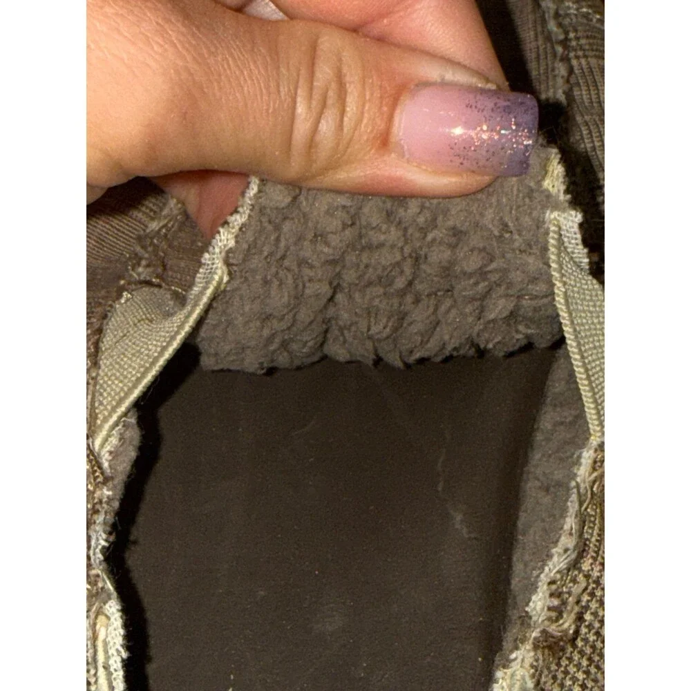Sketchers size 6 slip ons with fuzzy insides